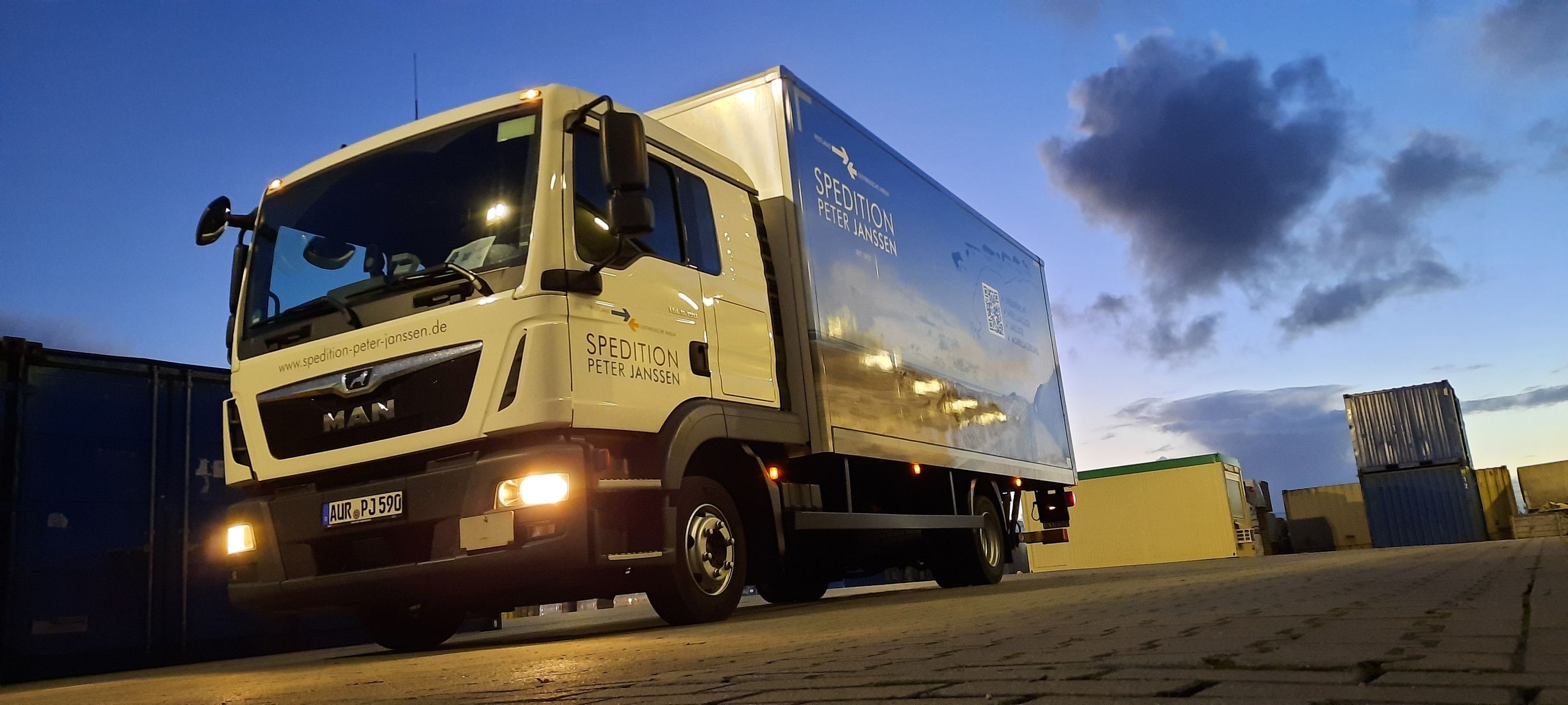 Ein LKW von Spedition Peter Janssen OHG am Hafen